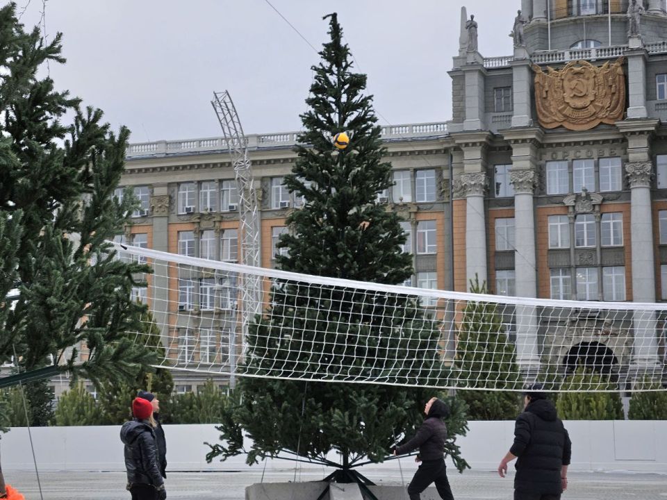 На площади 1905 года прошел любительский матч по волейболу