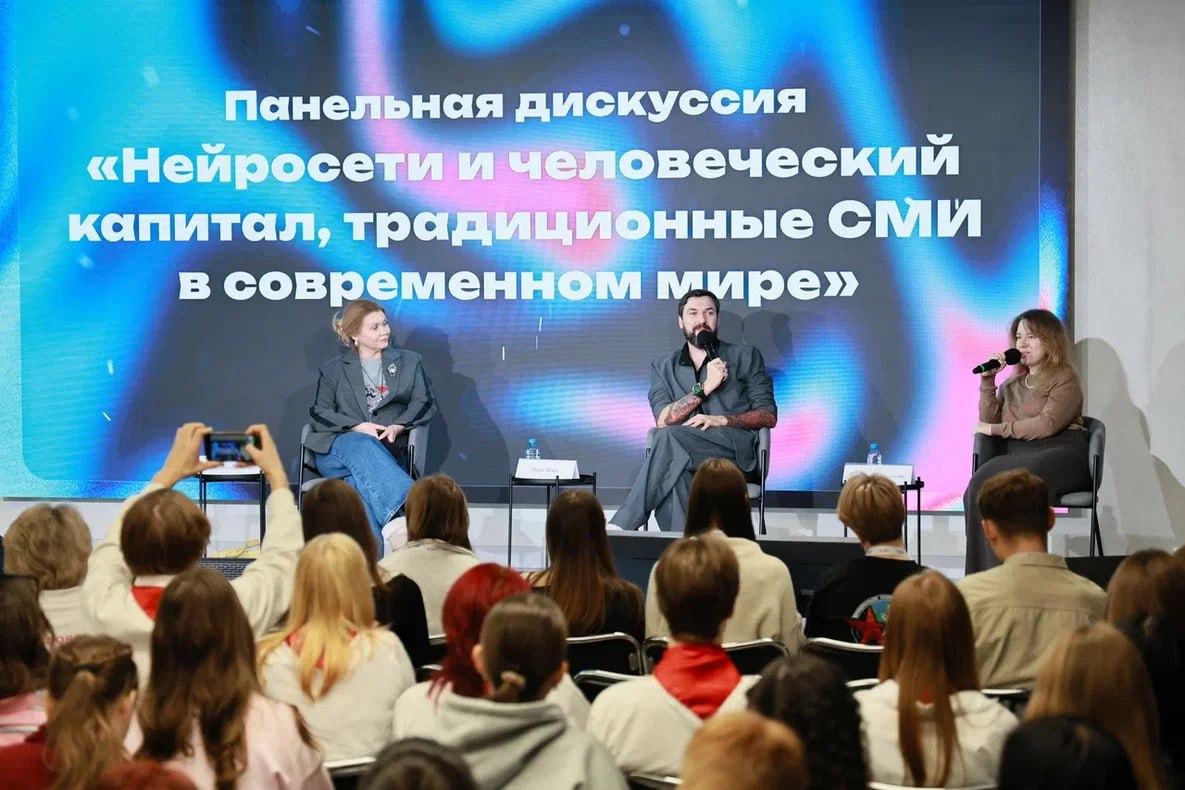 В молодежном кластере «Салют» в Екатеринбурге открылся форум «ЛИД», объединивший журналистов, медиаспециалистов и представителей молодежных медиацентров Свердловской области В молодежном кластере «Салют» в Екатеринбурге открылся форум «ЛИД», объединивший журналистов, медиаспециалистов и представителей молодежных медиацентров Свердловской области