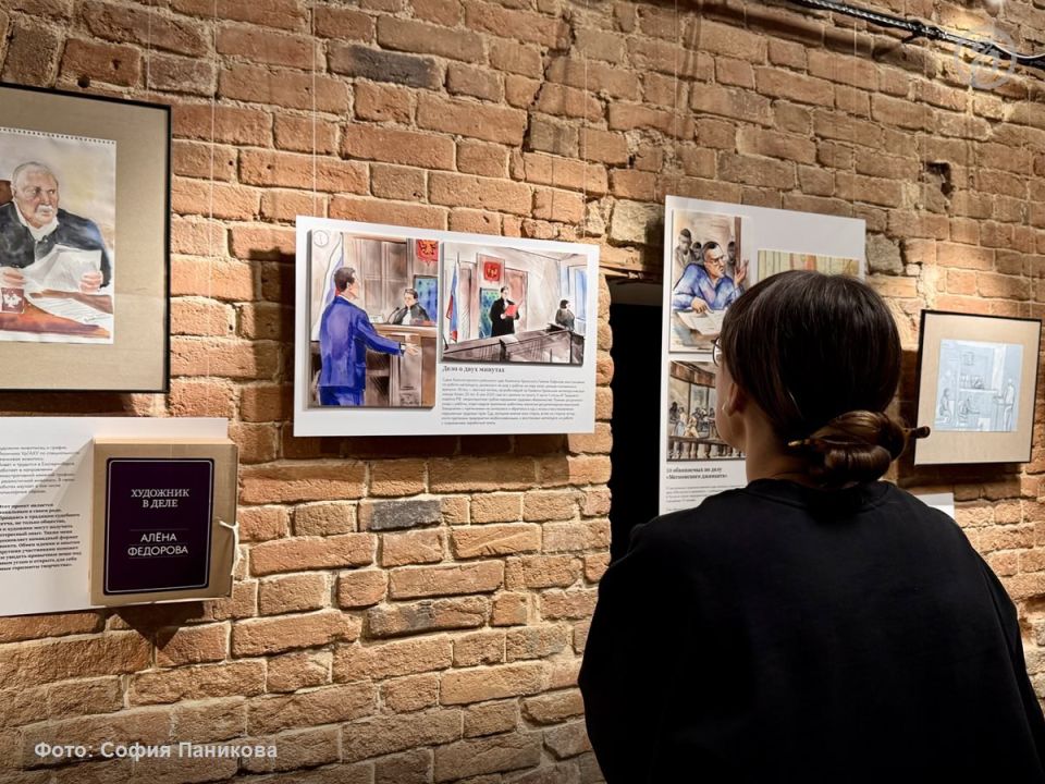 Музей истории Екатеринбурга вместе с TN Gallery представили экспозицию «Скетч, меч и весы» — первую в городе выставку зарисовок, сделанных художниками в залах суда