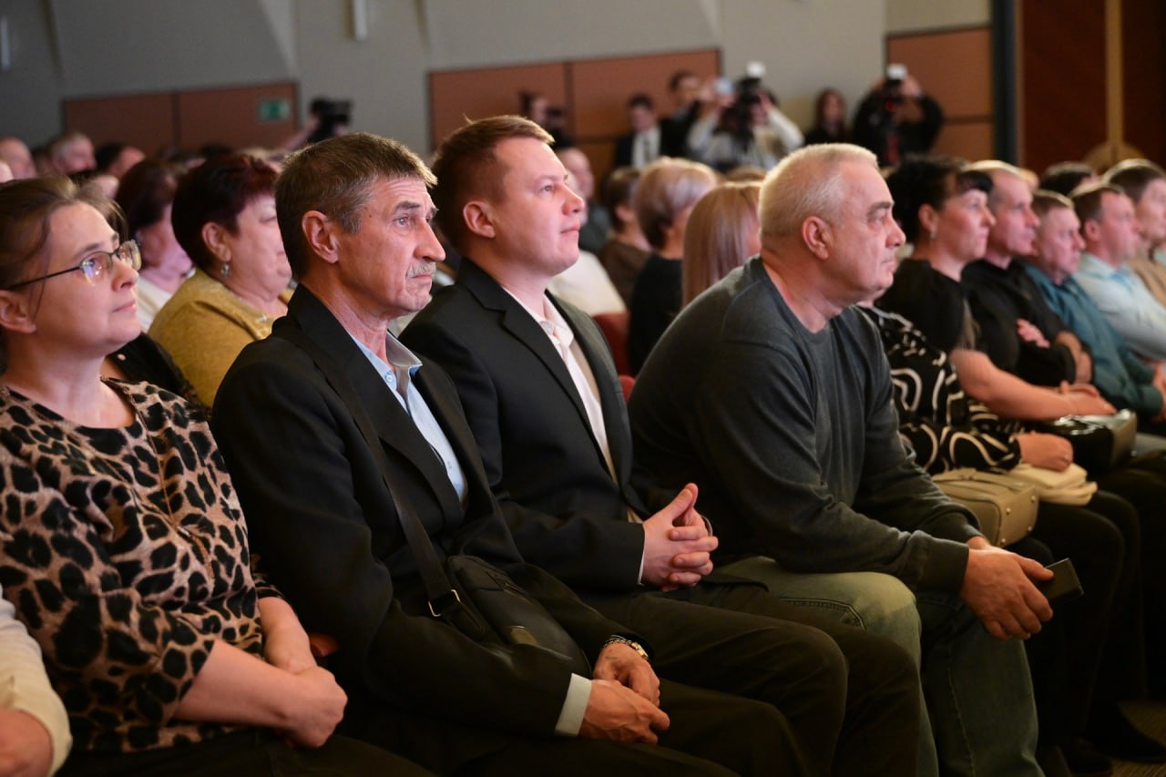 Денис Паслер подписал соглашение о строительстве новой фермы в Свердловской области на 3,6 тысячи коров Денис Паслер подписал соглашение о строительстве новой фермы в Свердловской области на 3,6 тысячи коров