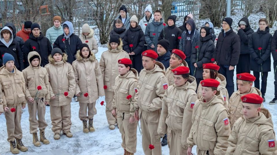 Память о лейтенанте Иване Естехине увековечили в школе №5 Первоуральска