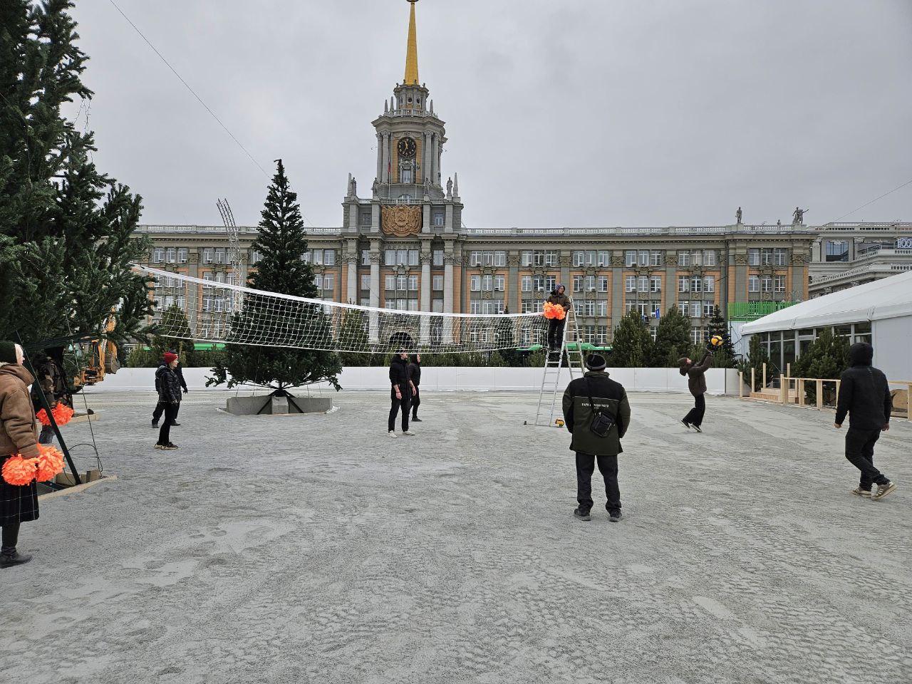 На площади 1905 года прошел любительский матч по волейболу На площади 1905 года прошел любительский матч по волейболу
