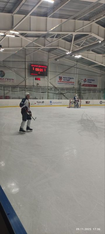 Неразбериха у наших ворот и уже голкипер тагильчан вытаскивает из дальнего угла