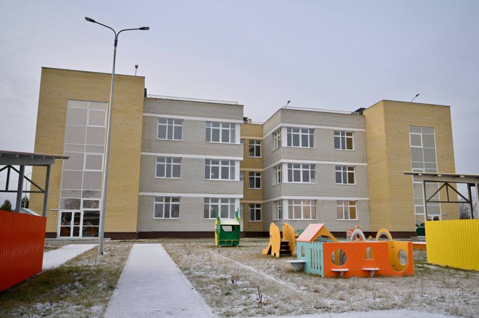 Губернатор Свердловской области Денис Паслер в ходе рабочей поездки в Ирбит посетил строящиеся социальные объекты и обсудил перспективы создания условий в территории для комфортной жизни людей