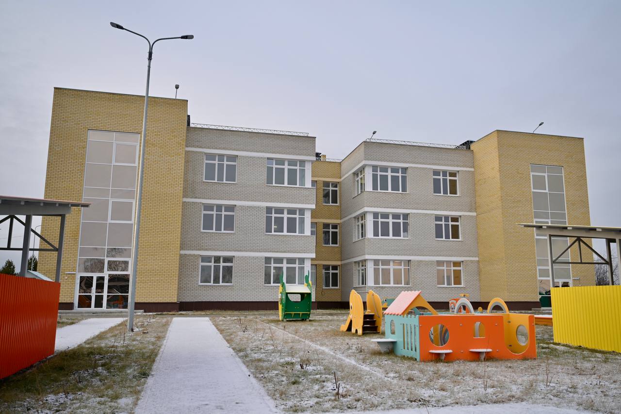 Денис Паслер посетил строительные площадки социальных объектов в Ирбите