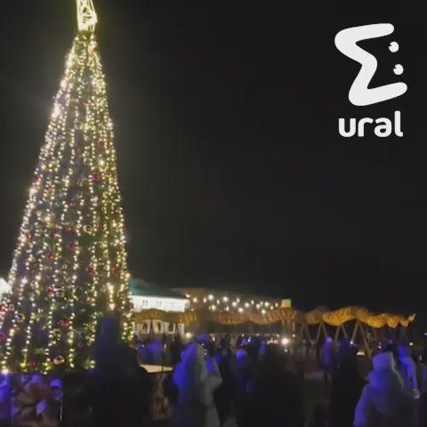 Кому не хватает предновогоднего настроения — держите: полторы тысячи екатеринбуржцев зажгли ёлку в Парке Сказов