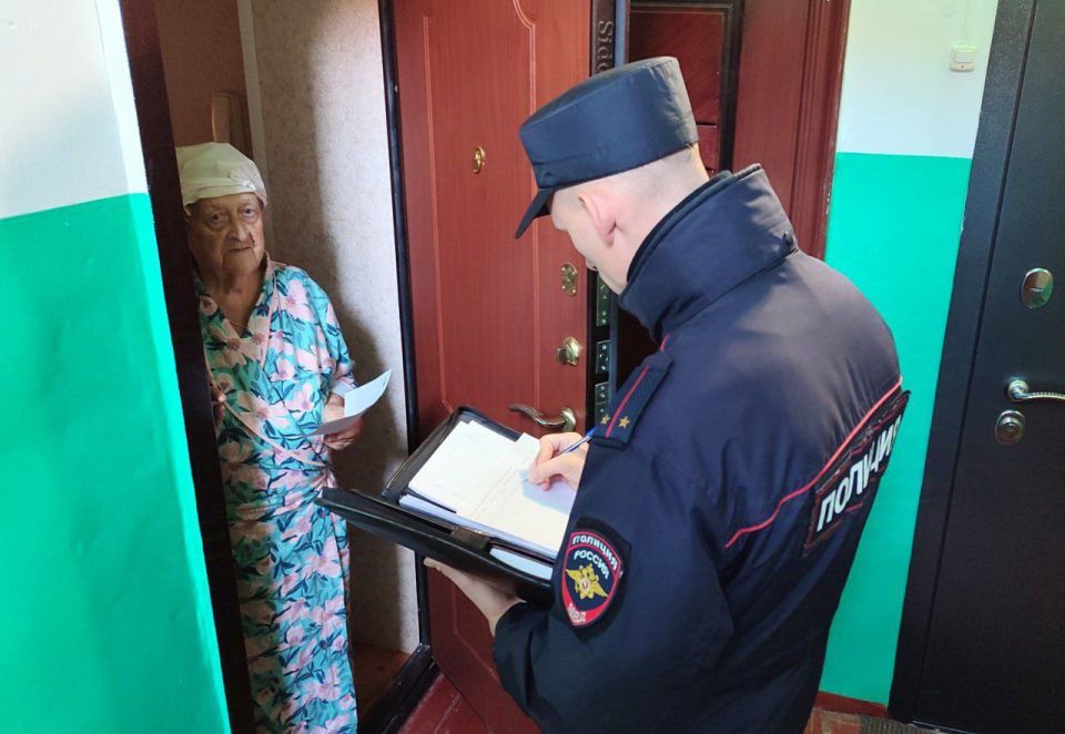 "Стоп, мошенник!". В Ревде полицейские провели профилактический рейд