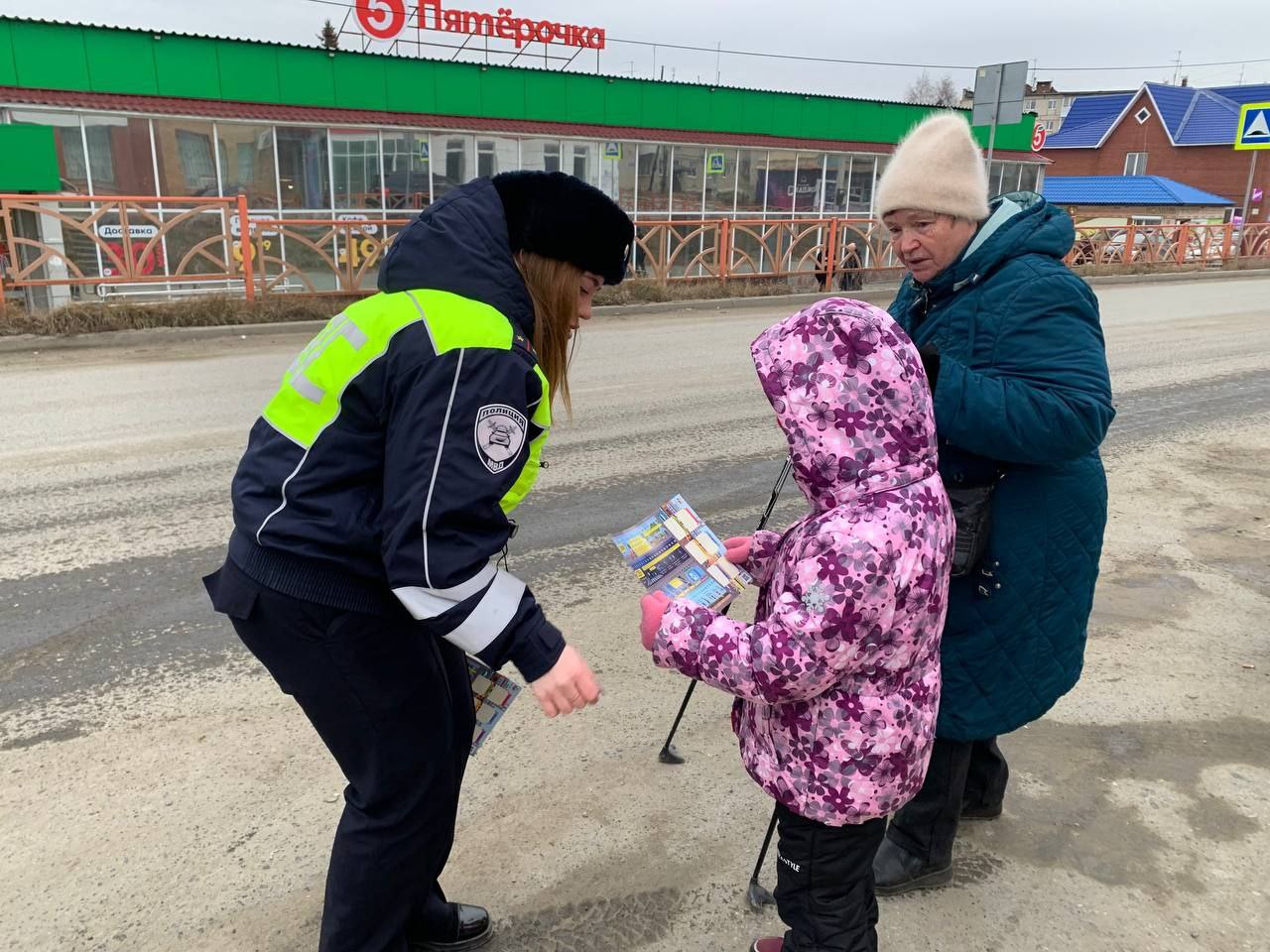В Свердловской области автоинспекторы и юные помощники масштабно поздравили мам с праздником В Свердловской области автоинспекторы и юные помощники масштабно поздравили мам с праздником
