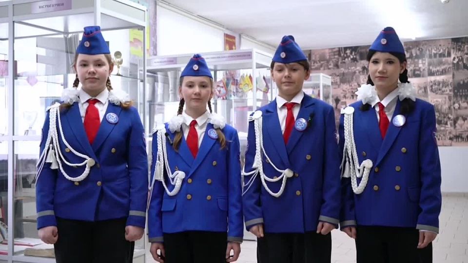 Юные инспекторы движения Свердловской области от всего сердца поздравляют с праздником самых дорогих — наших мам!