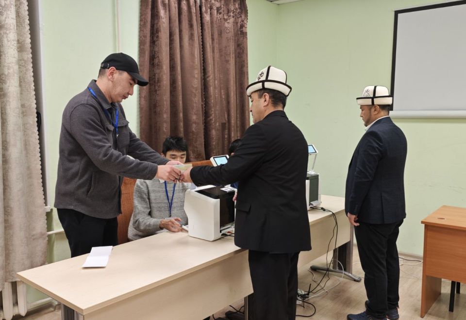 В Екатеринбурге на двух избирательных участках голосуют граждане Киргизии — проходят выборы в Жогорку Кенеш, законодательный орган страны