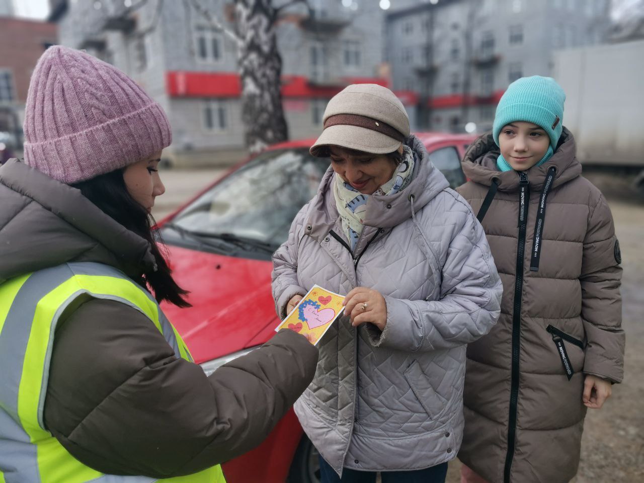 В Свердловской области автоинспекторы и юные помощники масштабно поздравили мам с праздником В Свердловской области автоинспекторы и юные помощники масштабно поздравили мам с праздником