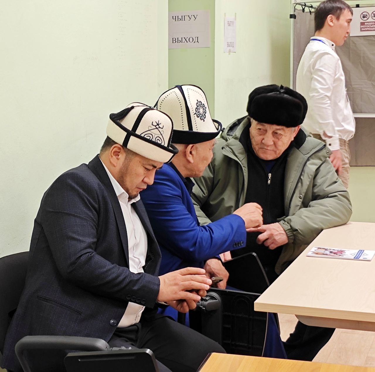 В Екатеринбурге на двух избирательных участках голосуют граждане Киргизии - проходят выборы в Жогорку Кенеш, законодательный орган страны В Екатеринбурге на двух избирательных участках голосуют граждане Киргизии - проходят выборы в Жогорку Кенеш, законодательный орган страны