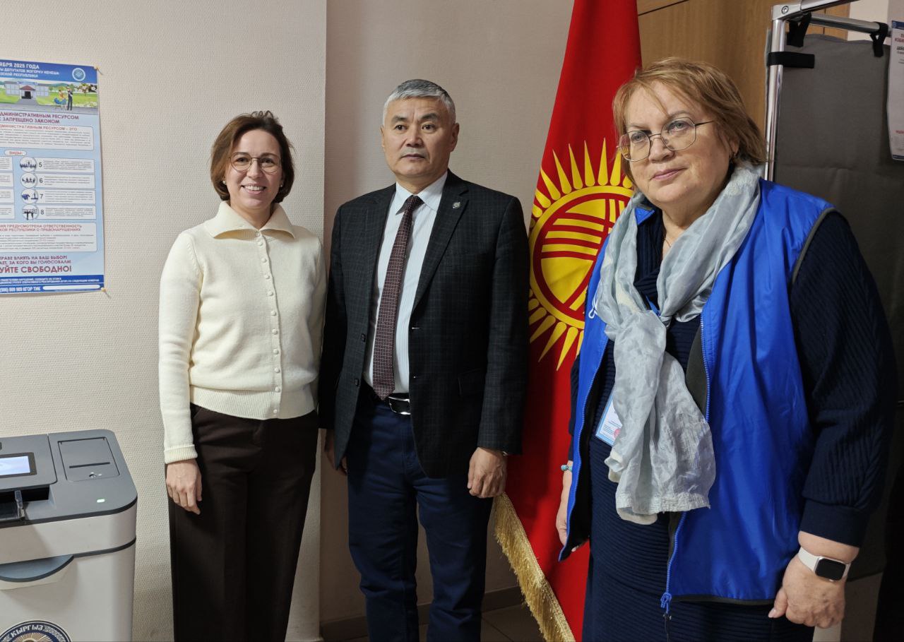 В Екатеринбурге на двух избирательных участках голосуют граждане Киргизии - проходят выборы в Жогорку Кенеш, законодательный орган страны В Екатеринбурге на двух избирательных участках голосуют граждане Киргизии - проходят выборы в Жогорку Кенеш, законодательный орган страны