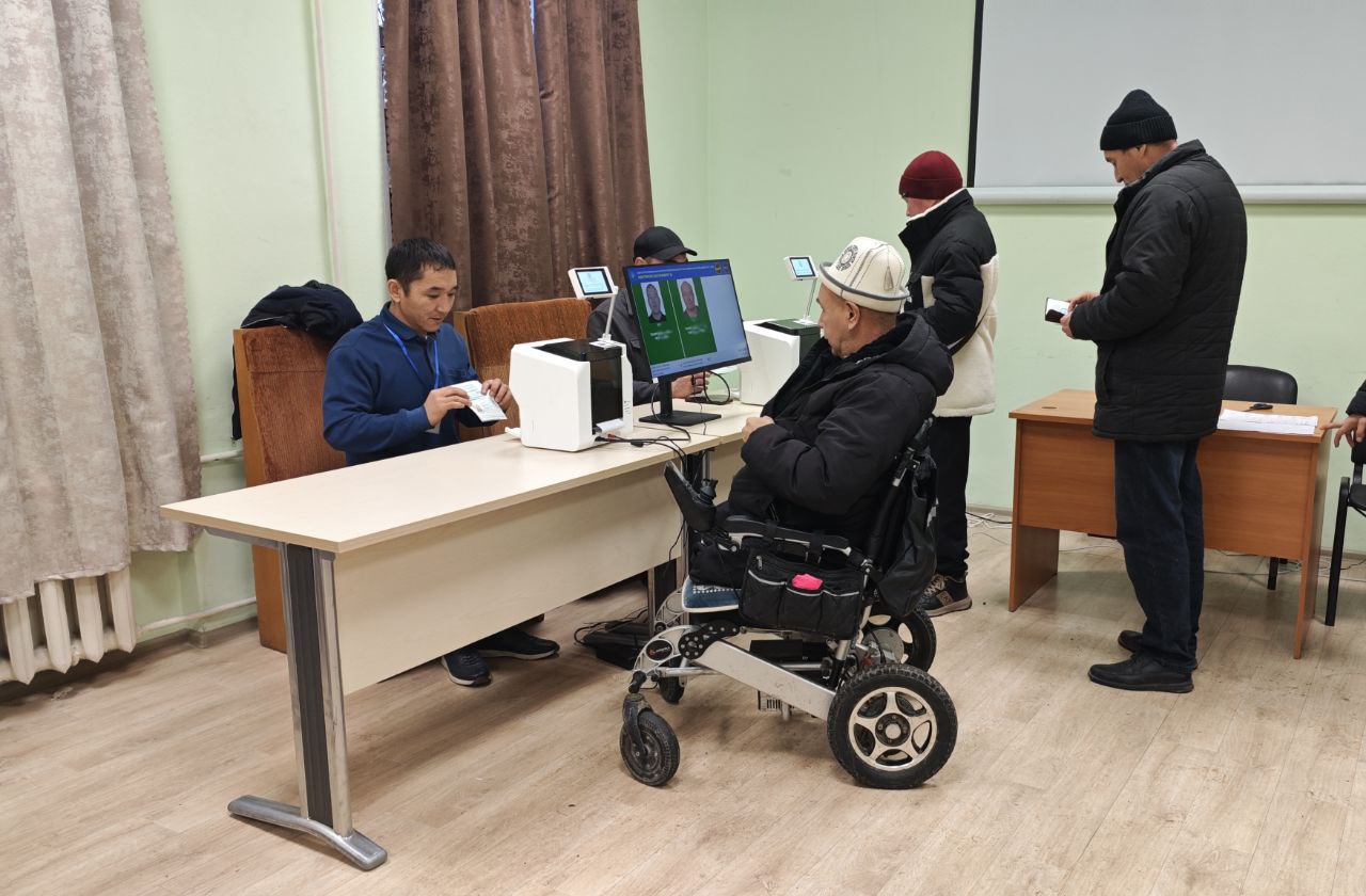 В Екатеринбурге на двух избирательных участках голосуют граждане Киргизии - проходят выборы в Жогорку Кенеш, законодательный орган страны В Екатеринбурге на двух избирательных участках голосуют граждане Киргизии - проходят выборы в Жогорку Кенеш, законодательный орган страны