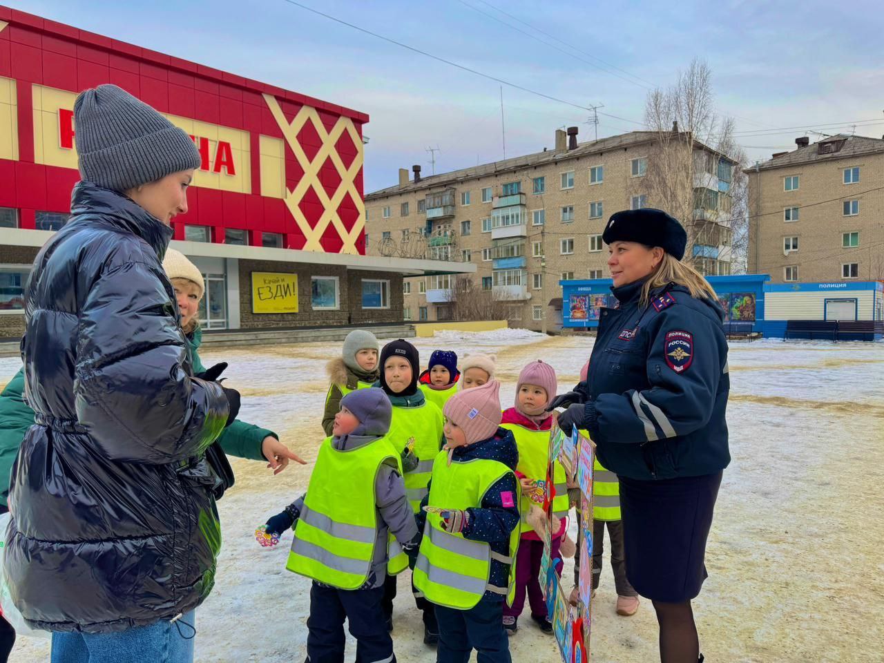 В Свердловской области автоинспекторы и юные помощники масштабно поздравили мам с праздником В Свердловской области автоинспекторы и юные помощники масштабно поздравили мам с праздником