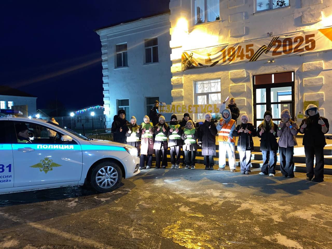 В Свердловской области автоинспекторы и юные помощники масштабно поздравили мам с праздником В Свердловской области автоинспекторы и юные помощники масштабно поздравили мам с праздником