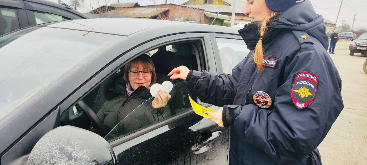 В Свердловской области автоинспекторы и юные помощники масштабно поздравили мам с праздником В Свердловской области автоинспекторы и юные помощники масштабно поздравили мам с праздником