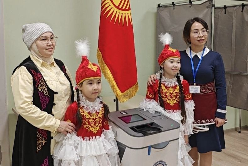 В Екатеринбурге на двух избирательных участках голосуют граждане Киргизии - проходят выборы в Жогорку Кенеш, законодательный орган страны