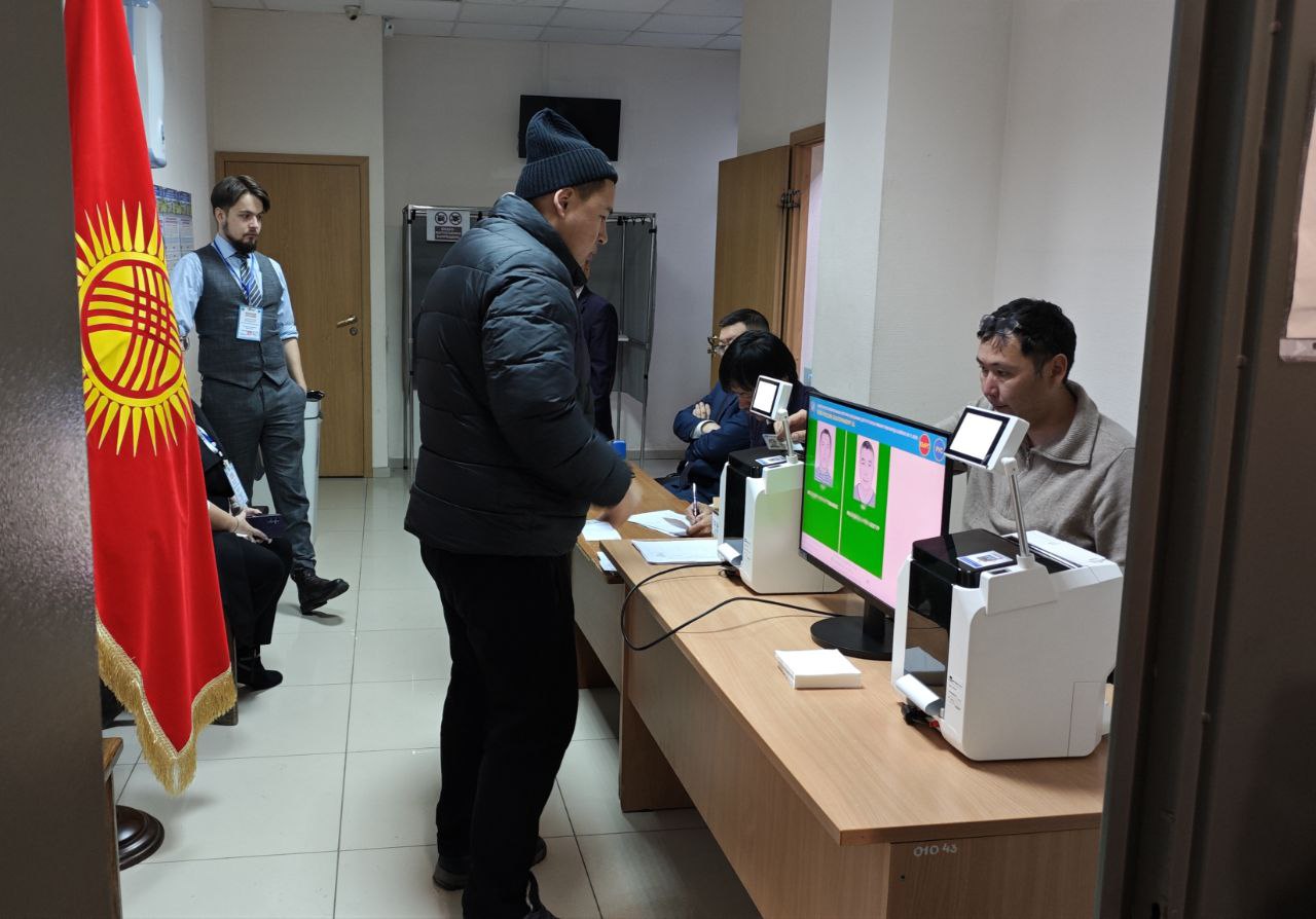 В Екатеринбурге на двух избирательных участках голосуют граждане Киргизии - проходят выборы в Жогорку Кенеш, законодательный орган страны В Екатеринбурге на двух избирательных участках голосуют граждане Киргизии - проходят выборы в Жогорку Кенеш, законодательный орган страны