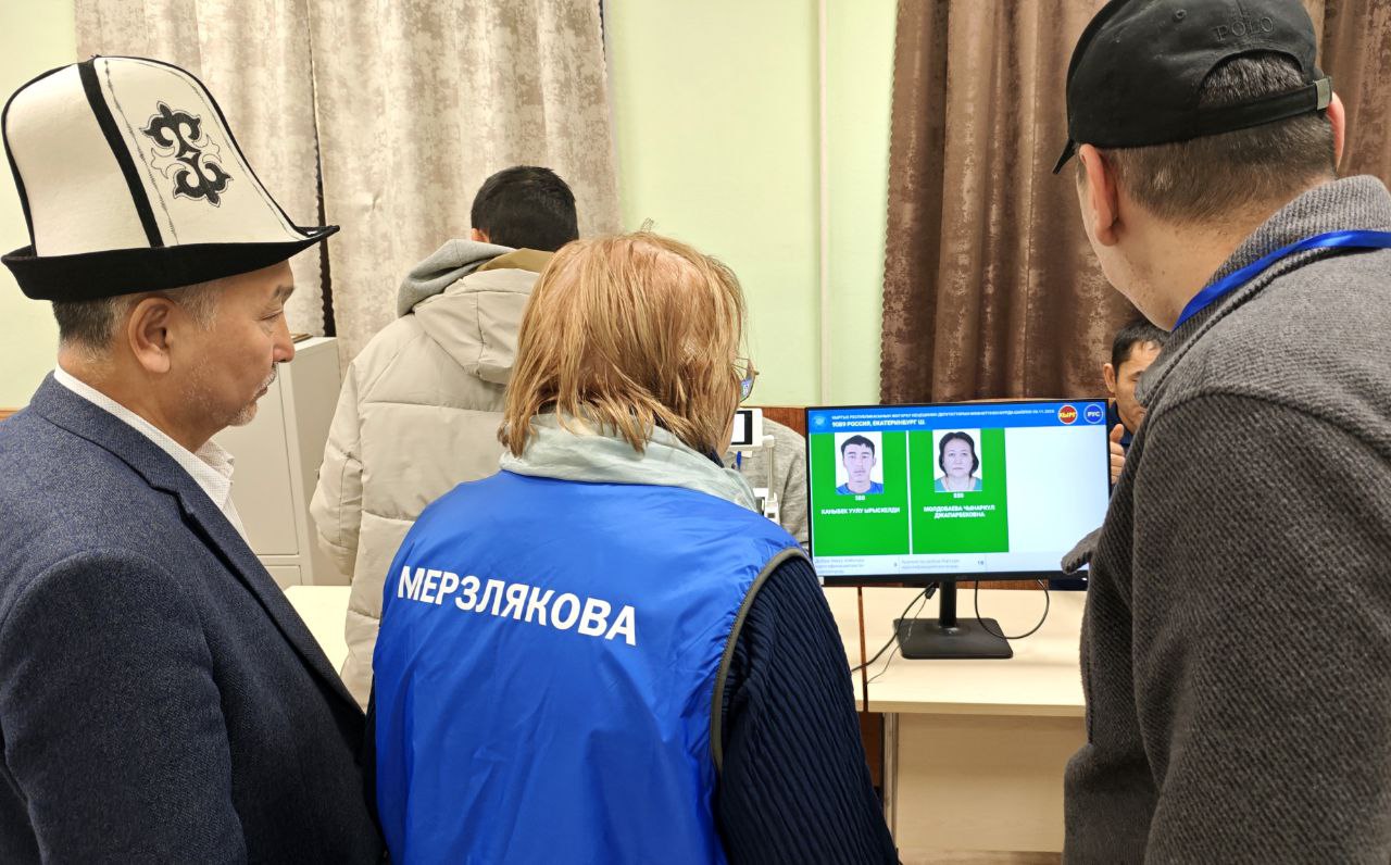 В Екатеринбурге на двух избирательных участках голосуют граждане Киргизии - проходят выборы в Жогорку Кенеш, законодательный орган страны В Екатеринбурге на двух избирательных участках голосуют граждане Киргизии - проходят выборы в Жогорку Кенеш, законодательный орган страны