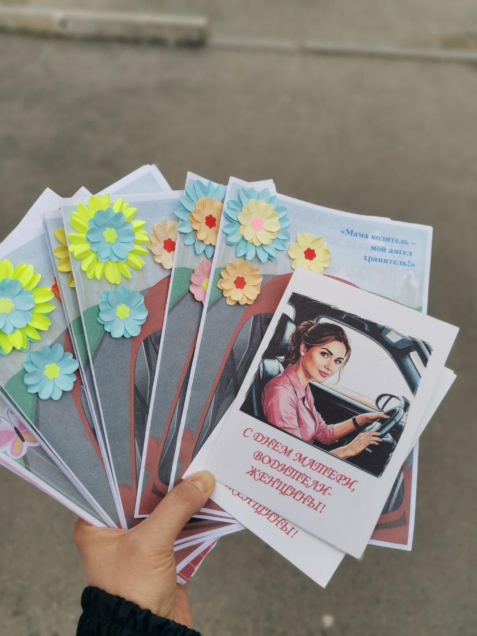 В Свердловской области автоинспекторы и юные помощники масштабно поздравили мам с праздником В Свердловской области автоинспекторы и юные помощники масштабно поздравили мам с праздником