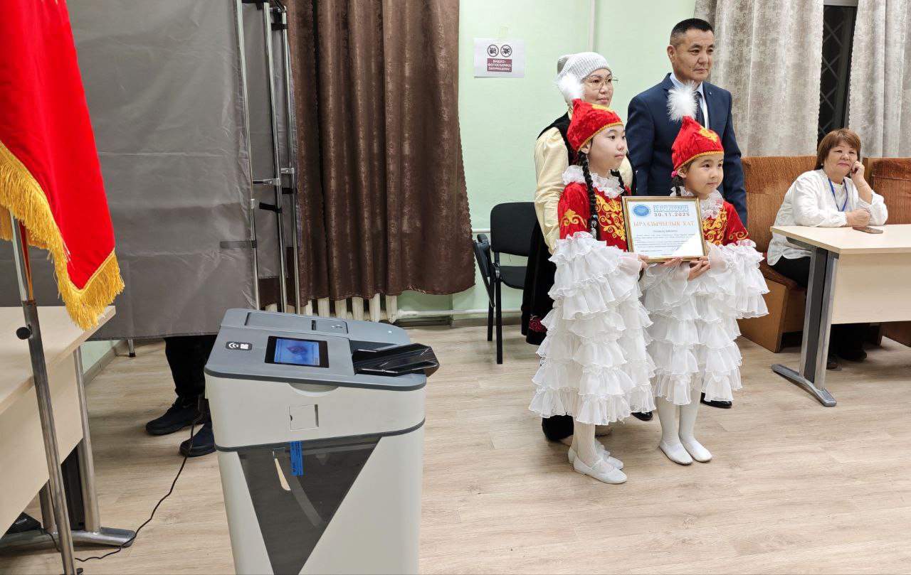 В Екатеринбурге на двух избирательных участках голосуют граждане Киргизии - проходят выборы в Жогорку Кенеш, законодательный орган страны В Екатеринбурге на двух избирательных участках голосуют граждане Киргизии - проходят выборы в Жогорку Кенеш, законодательный орган страны