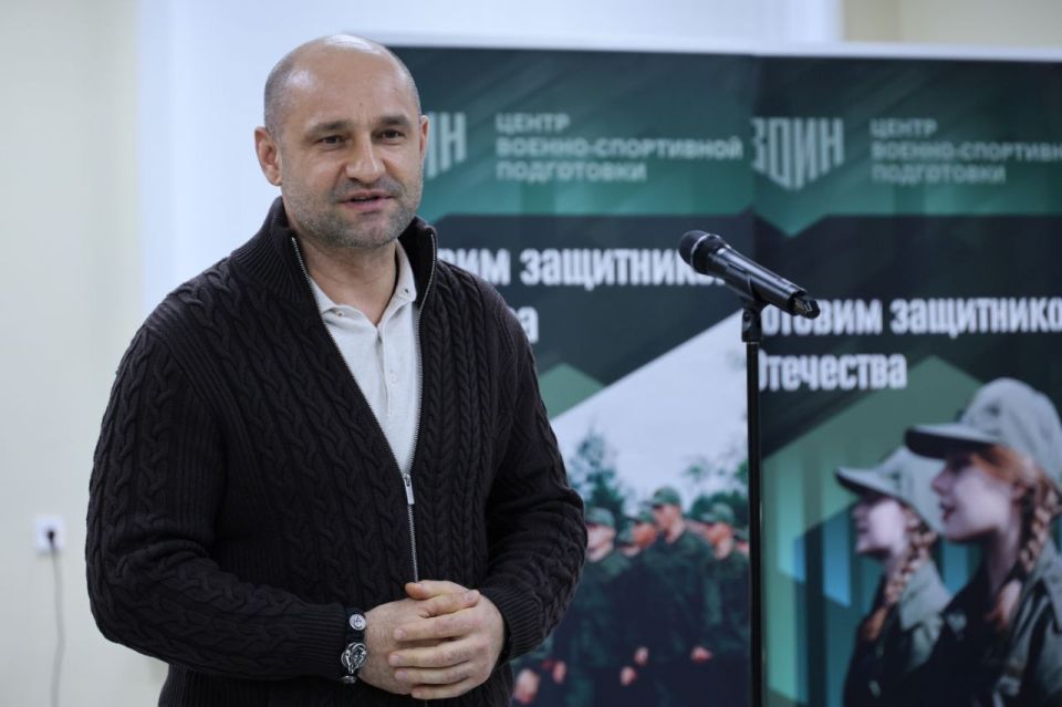 Артём Жога: Три года назад Президент России Владимир Владимирович Путин дал поручение создать сеть учебных центров "ВОИН" Артём Жога: Три года назад Президент России Владимир Владимирович Путин дал поручение создать сеть учебных центров "ВОИН"