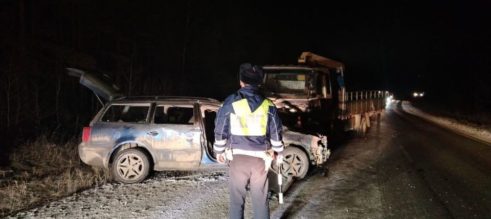 Водитель без прав врезался в грузовик при обгоне под Нижним Тагилом