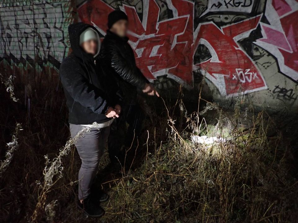 Подозреваемых в сбыте героина с помощью беспилотника выявили и задержали правоохранители Подозреваемых в сбыте героина с помощью беспилотника выявили и задержали правоохранители