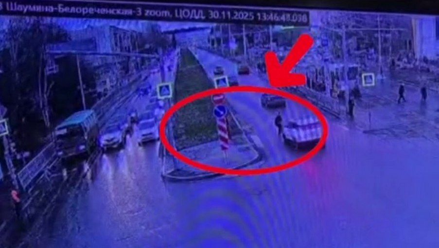 Подросток в Екатеринбурге попал под машину, выбежав на красный свет