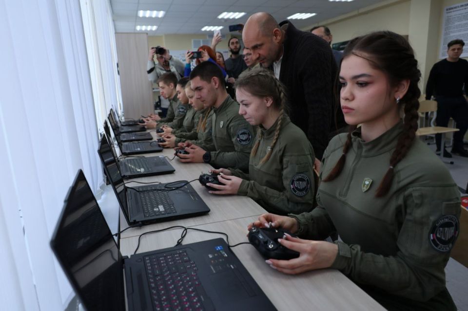 Артём Жога: Три года назад Президент России Владимир Владимирович Путин дал поручение создать сеть учебных центров "ВОИН" Артём Жога: Три года назад Президент России Владимир Владимирович Путин дал поручение создать сеть учебных центров "ВОИН"