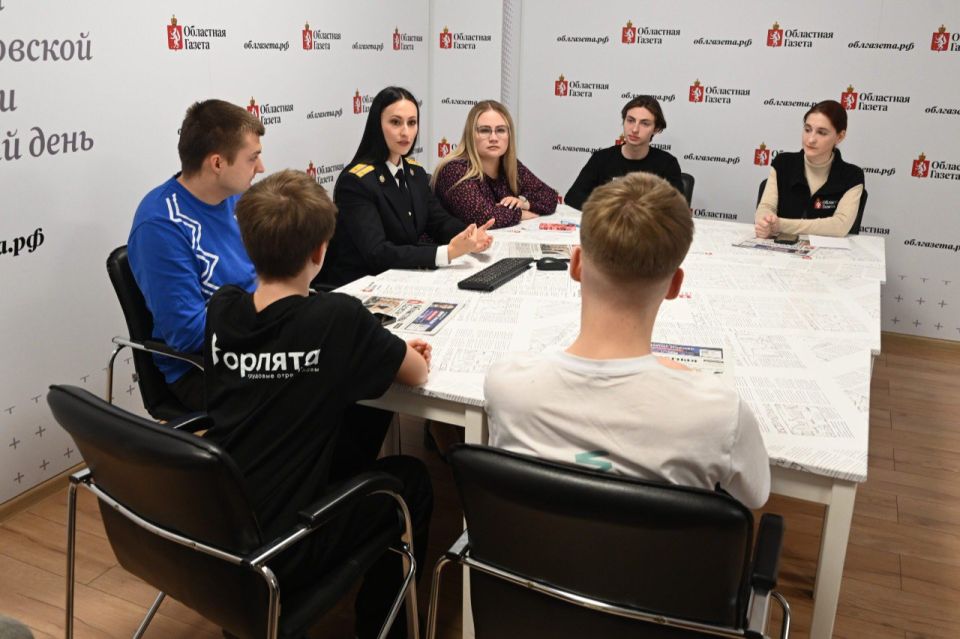 Работа для подростка — законные пути вместо ловушек: в редакции «Областной газеты» специалисты обсудили, как подросткам найти безопасный заработок и не попасться на уловки злоумышленников