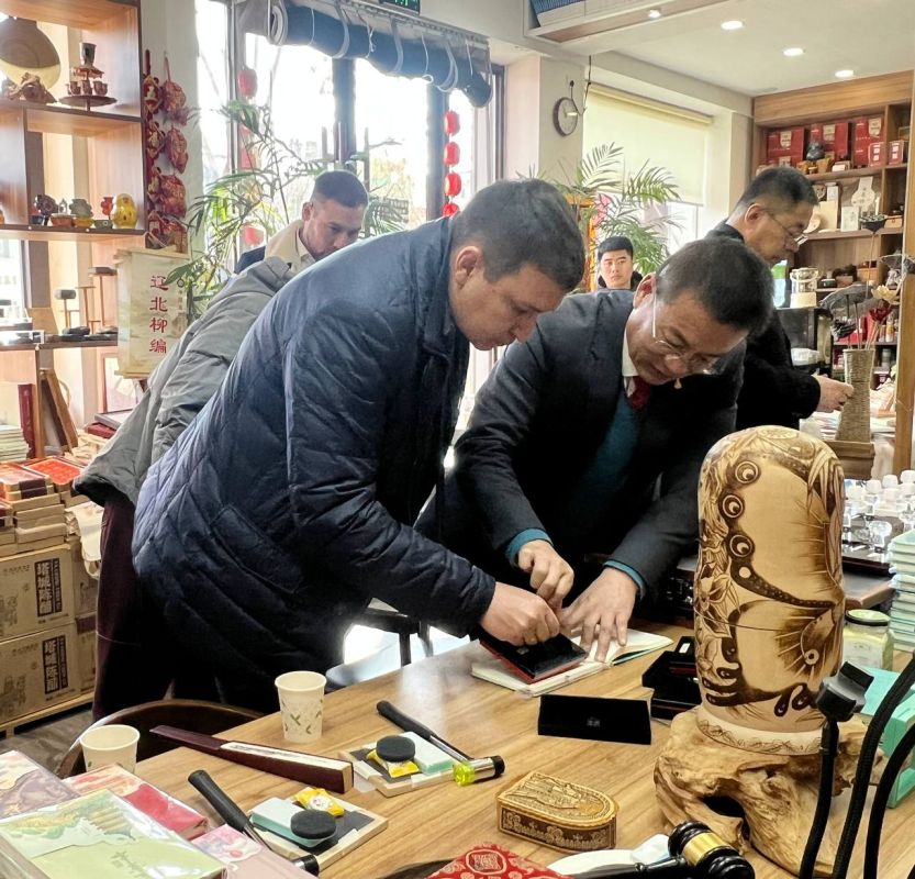 Глава Нижнетуринского муниципального округа Андрей Постовалов и мэр китайского города Телин Чжан Бао Дун подписали протокол о намерениях об установлении побратимских отношений Глава Нижнетуринского муниципального округа Андрей Постовалов и мэр китайского города Телин Чжан Бао Дун подписали протокол о намерениях об установлении побратимских отношений