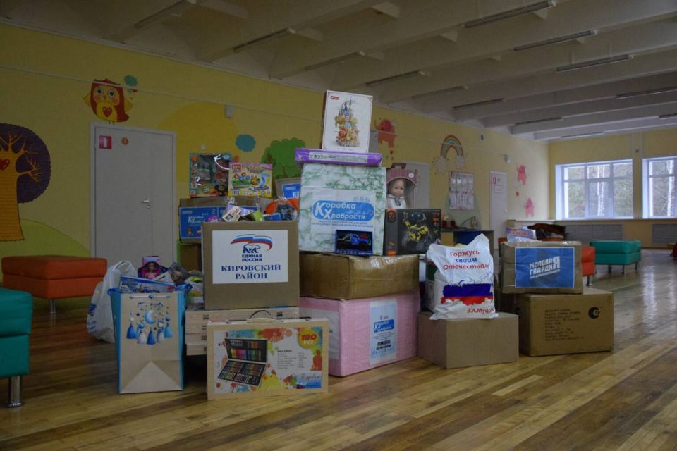 Первые подарки, собранные на Всероссийской акции «Коробка храбрости», переданы детям, находящимся на длительном лечении в стационаре Детской городской клинической больницы №9 Екатеринбурга Первые подарки, собранные на Всероссийской акции «Коробка храбрости», переданы детям, находящимся на длительном лечении в стационаре Детской городской клинической больницы №9 Екатеринбурга