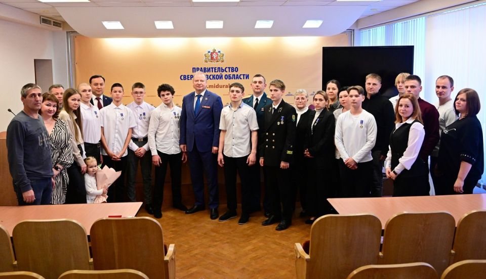 Денис Паслер поздравил юных героев Свердловской области Денис Паслер поздравил юных героев Свердловской области