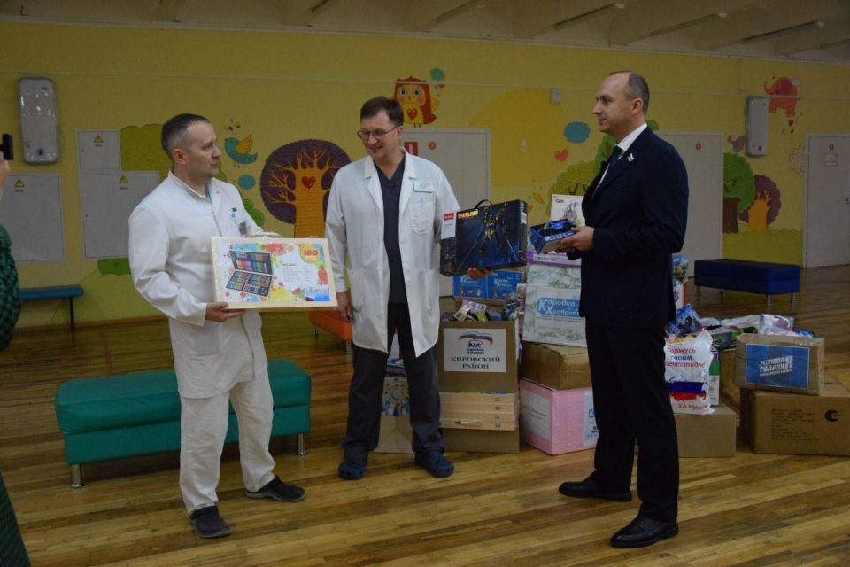 Первые подарки, собранные на Всероссийской акции «Коробка храбрости», переданы детям, находящимся на длительном лечении в стационаре Детской городской клинической больницы №9 Екатеринбурга