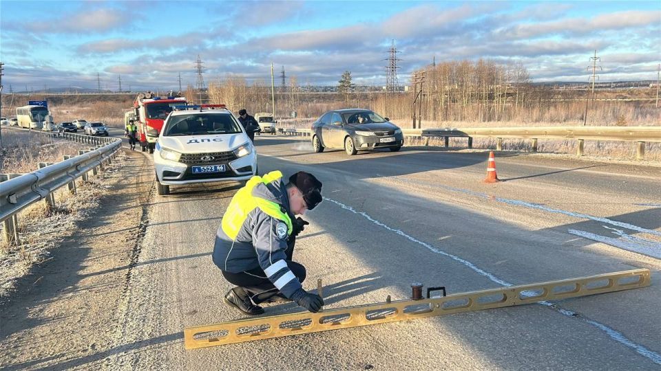 Автоинспекторы работают на месте смертельного ДТП в Невьянском районе