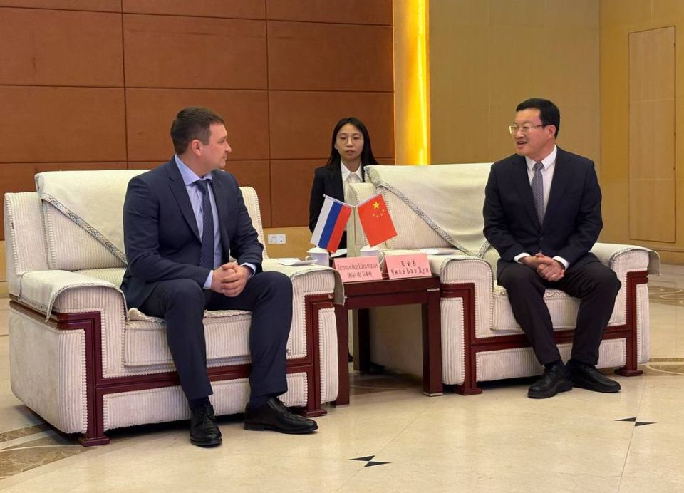 Глава Нижнетуринского муниципального округа Андрей Постовалов и мэр китайского города Телин Чжан Бао Дун подписали протокол о намерениях об установлении побратимских отношений Глава Нижнетуринского муниципального округа Андрей Постовалов и мэр китайского города Телин Чжан Бао Дун подписали протокол о намерениях об установлении побратимских отношений