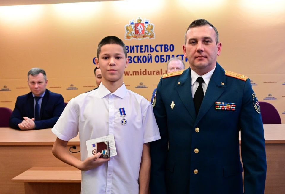 Денис Паслер поздравил юных героев Свердловской области