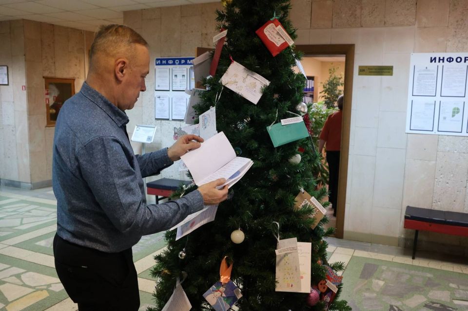 В Администрации Каменска-Уральского на традиционной новогодней ели появились 36 писем местных ребят к Деду Морозу
