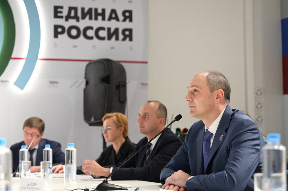 Денис Паслер дал ряд поручений по итогам приёма жителей Свердловской области, который провёл 1 декабря в штабе общественной поддержки партии «Единая Россия» Денис Паслер дал ряд поручений по итогам приёма жителей Свердловской области, который провёл 1 декабря в штабе общественной поддержки партии «Единая Россия»