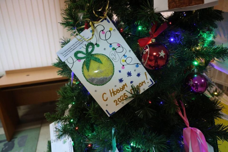В Администрации Каменска-Уральского на традиционной новогодней ели появились 36 писем местных ребят к Деду Морозу В Администрации Каменска-Уральского на традиционной новогодней ели появились 36 писем местных ребят к Деду Морозу