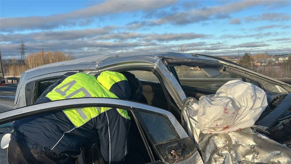 Автоинспекторы работают на месте смертельного ДТП в Невьянском районе Автоинспекторы работают на месте смертельного ДТП в Невьянском районе