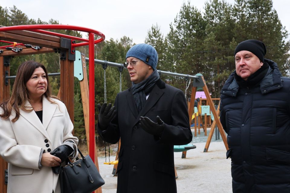 В поселке Бобровском Сысертского округа открылись детская и спортивная площадки В поселке Бобровском Сысертского округа открылись детская и спортивная площадки