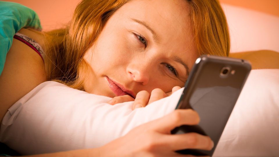 Нужно ли выключать телефон на ночь: эксперт положил конец жарким спорам