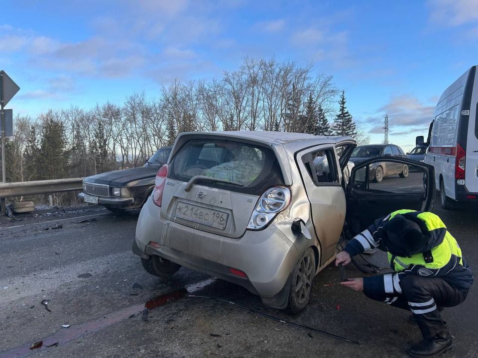 Из-за смертельной аварии ограничено движение на дороге «Невьянск-Цемзавод» Из-за смертельной аварии ограничено движение на дороге «Невьянск-Цемзавод»