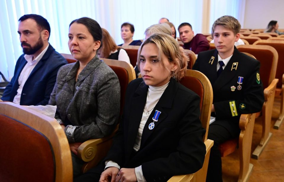 Денис Паслер поздравил юных героев Свердловской области Денис Паслер поздравил юных героев Свердловской области