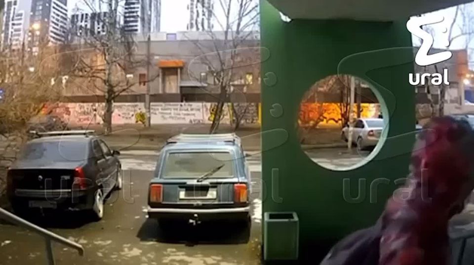 — С бабушкой живёшь? — Ну, рядом