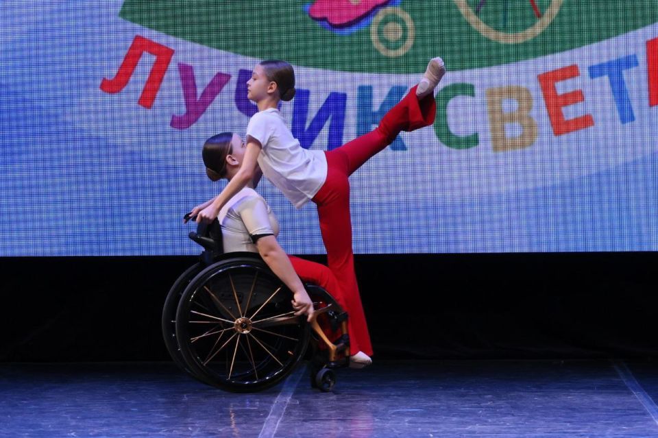 Артём Жога: Танцы со смыслом и душой. Посетил первый фестиваль по танцам на колясках "Лучик света", он собрал в Екатеринбурге порядка 30 участников со всей Свердловской области Артём Жога: Танцы со смыслом и душой. Посетил первый фестиваль по танцам на колясках "Лучик света", он собрал в Екатеринбурге порядка 30 участников со всей Свердловской области