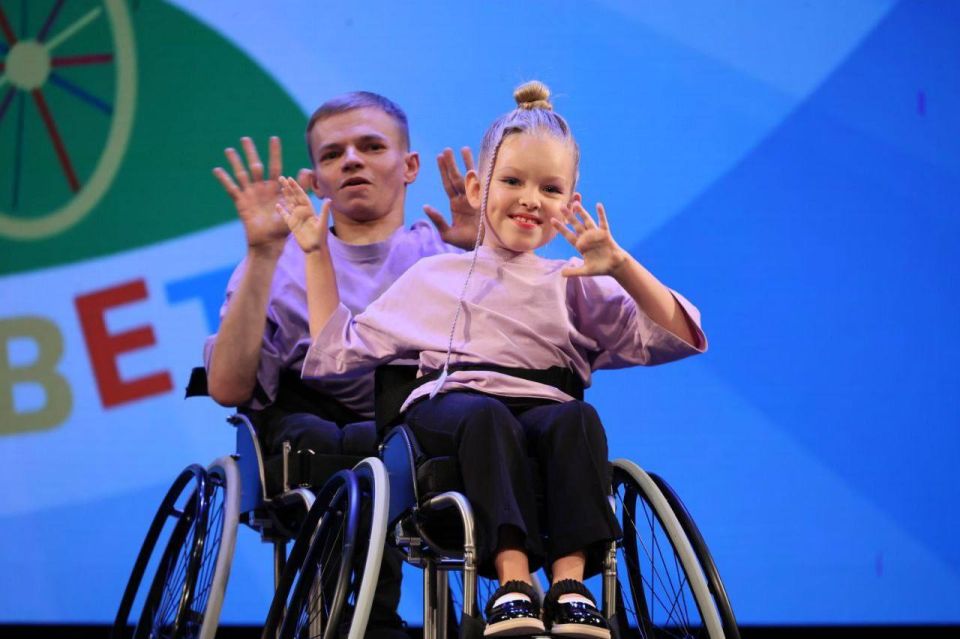 Первый областной фестиваль по танцам на колясках «Лучик света», который объединил порядка 30 участников, состоялся в Екатеринбурге 3 декабря